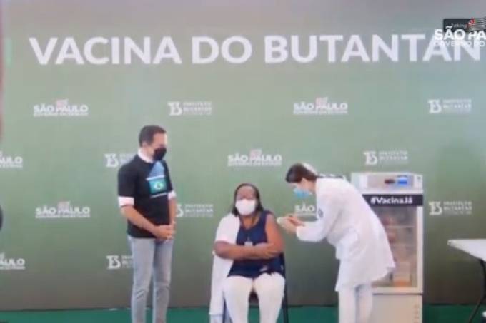 Enfermeira da zona leste de São Paulo é a primeira a ser vacinada contra covid no Brasil